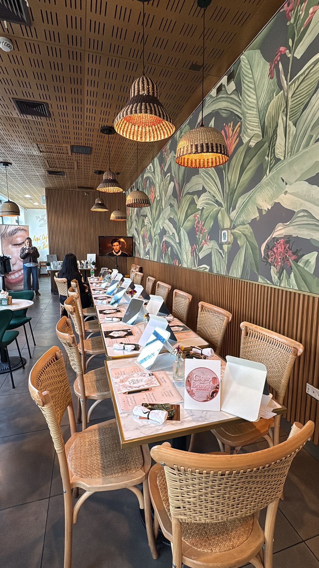 Llegada al café en Chillán, ambientado para Glow & Brunch