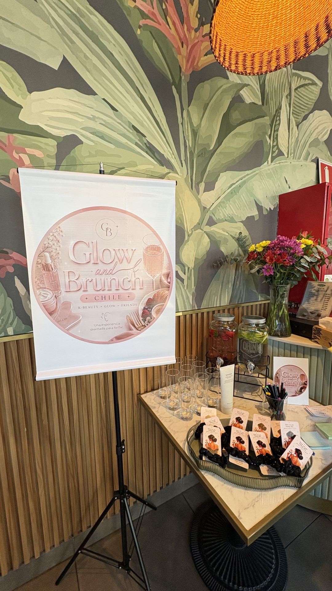 Mesa de bienvenida de Glow & Brunch en Chillán