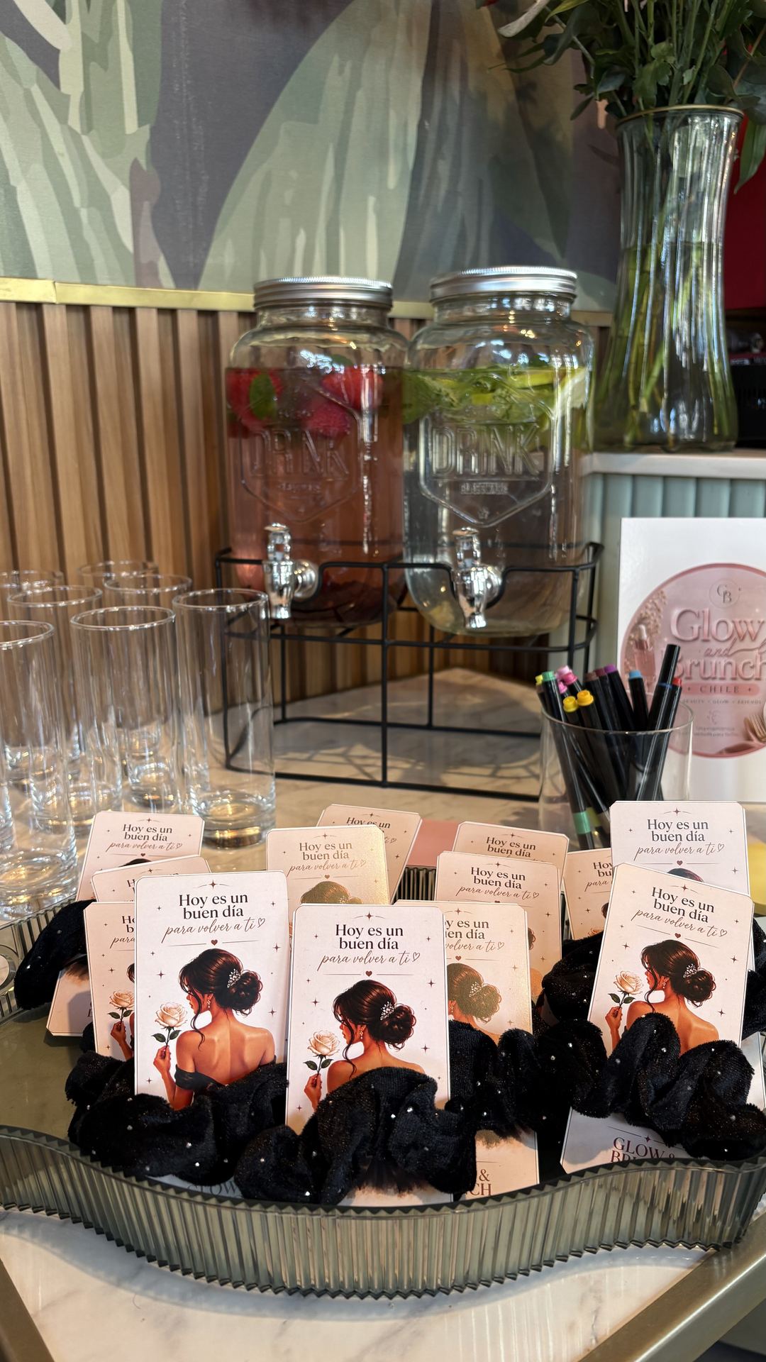 Detalle de regalos y bebidas para las asistentes