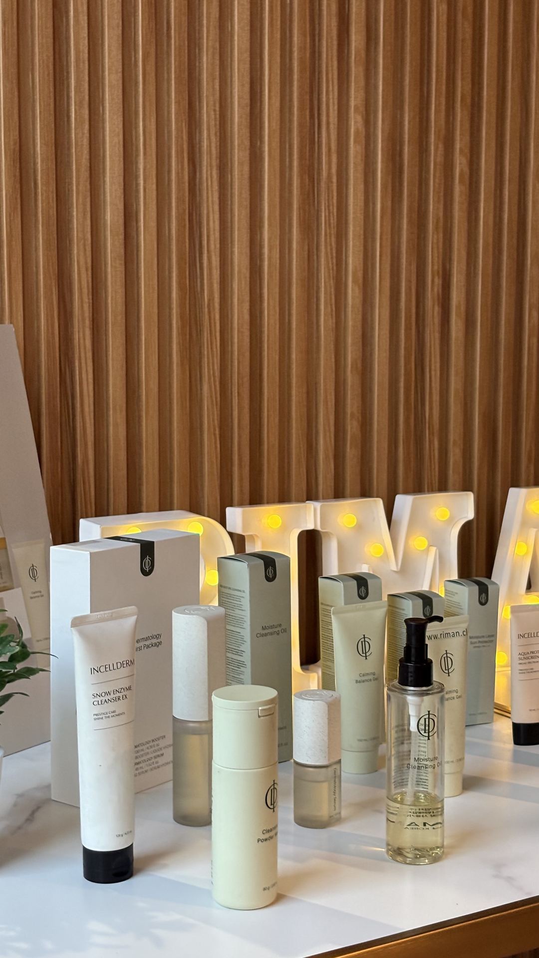 Productos de skincare coreano exhibidos en el evento