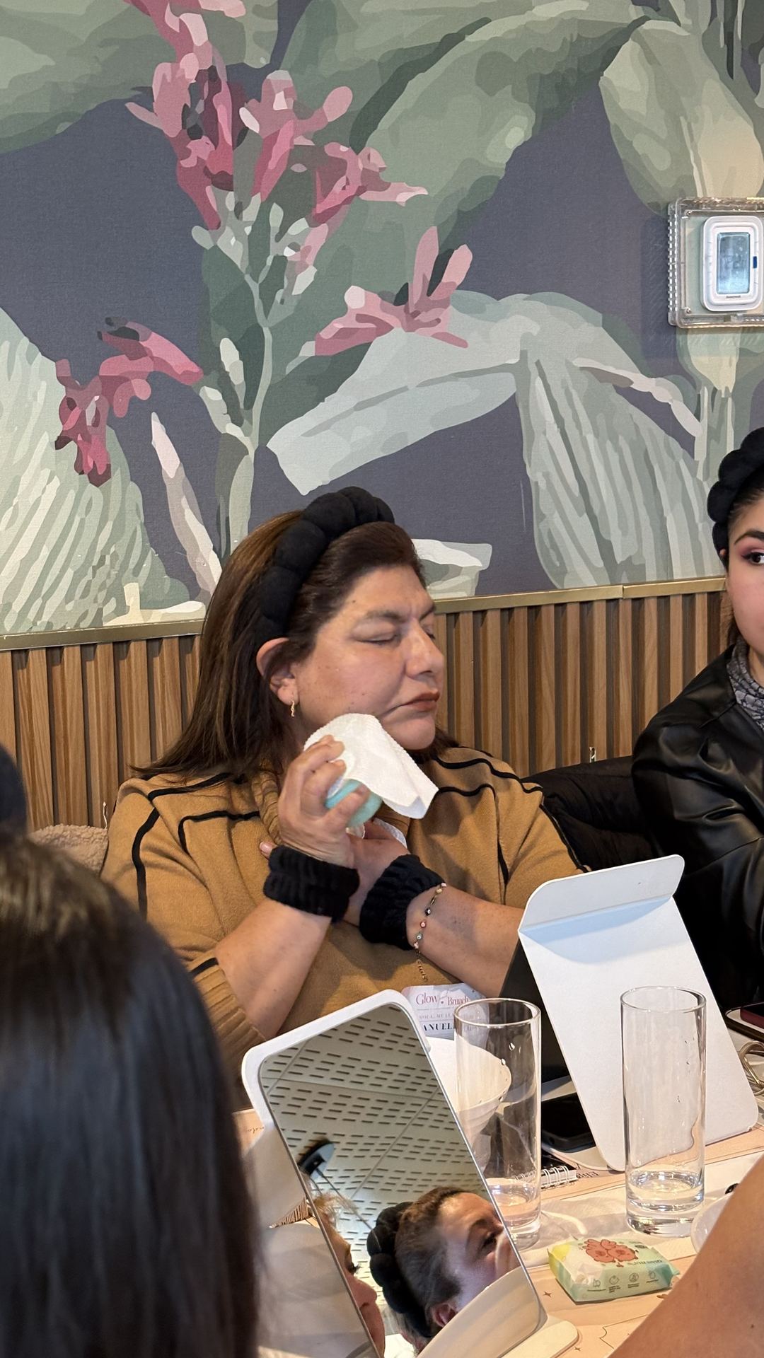 Asistentes probando su rutina de skincare