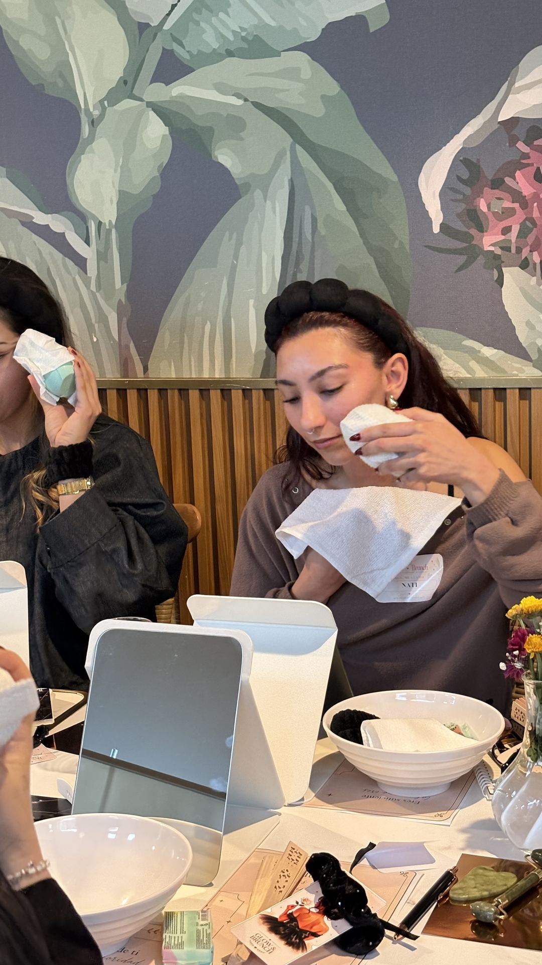 Dos asistentes compartiendo un momento de skincare