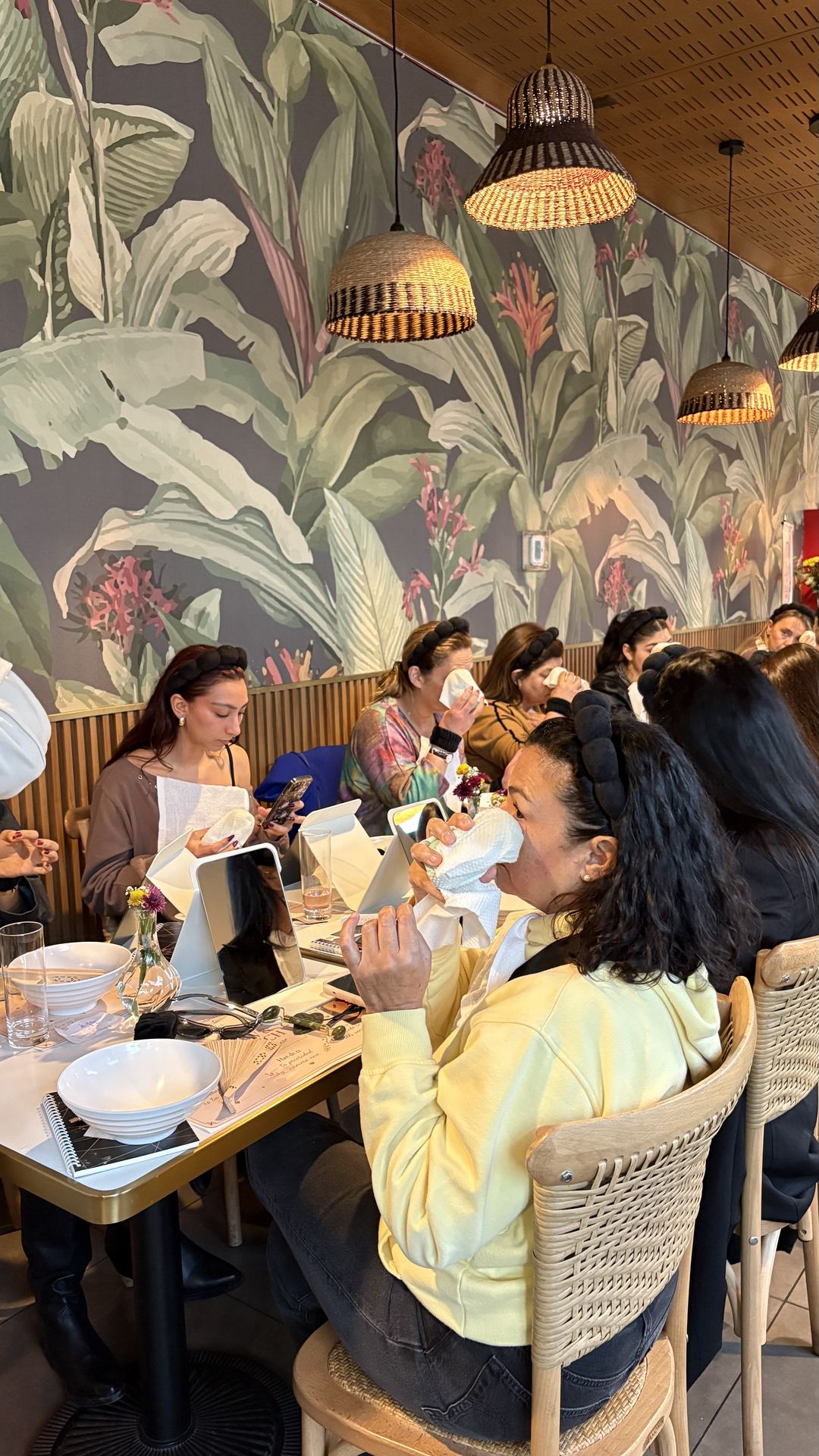Grupo de asistentes en plena rutina de skincare