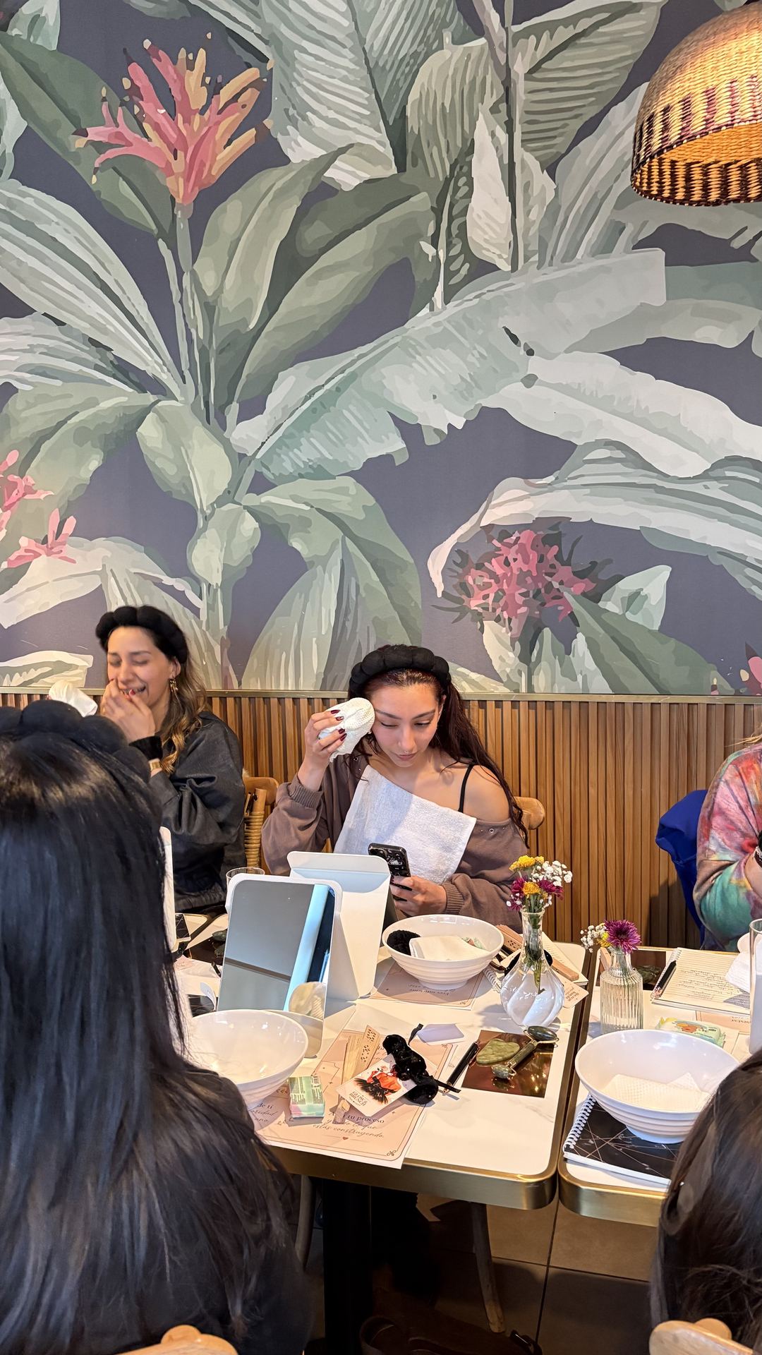 Asistentes aplicando su rutina de skincare juntas