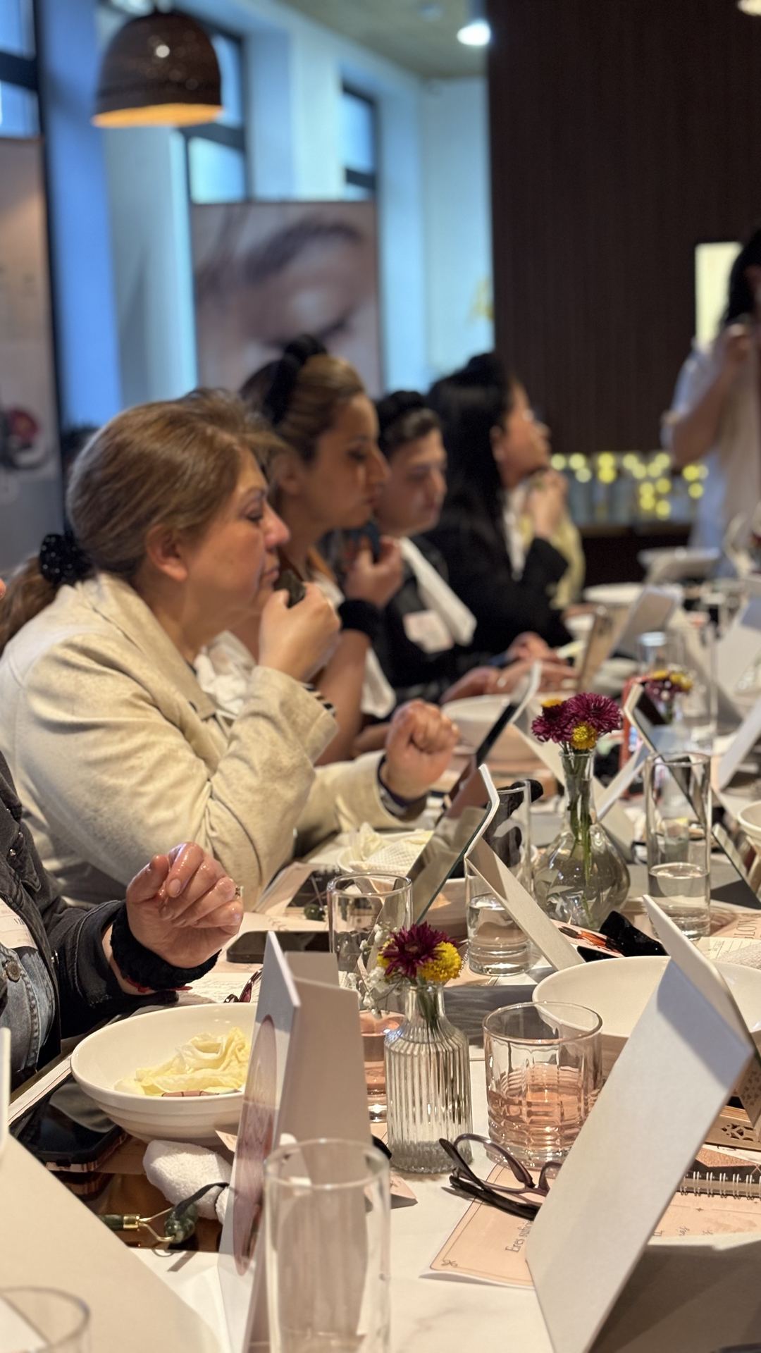 Asistentes compartiendo un momento del evento