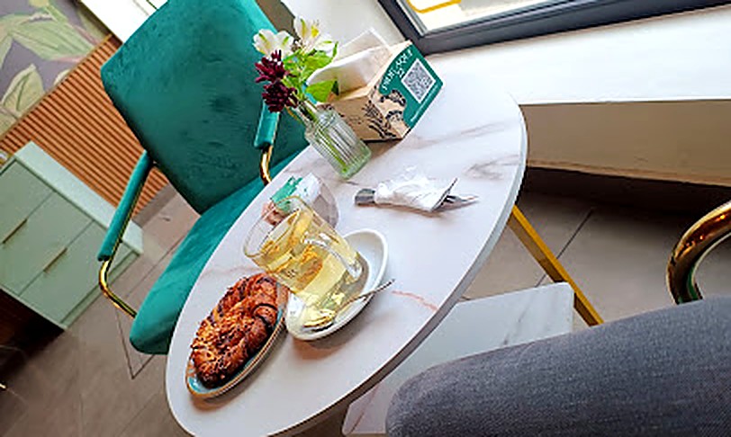 Croissant y té en una mesa de Café Baqué del Teatro