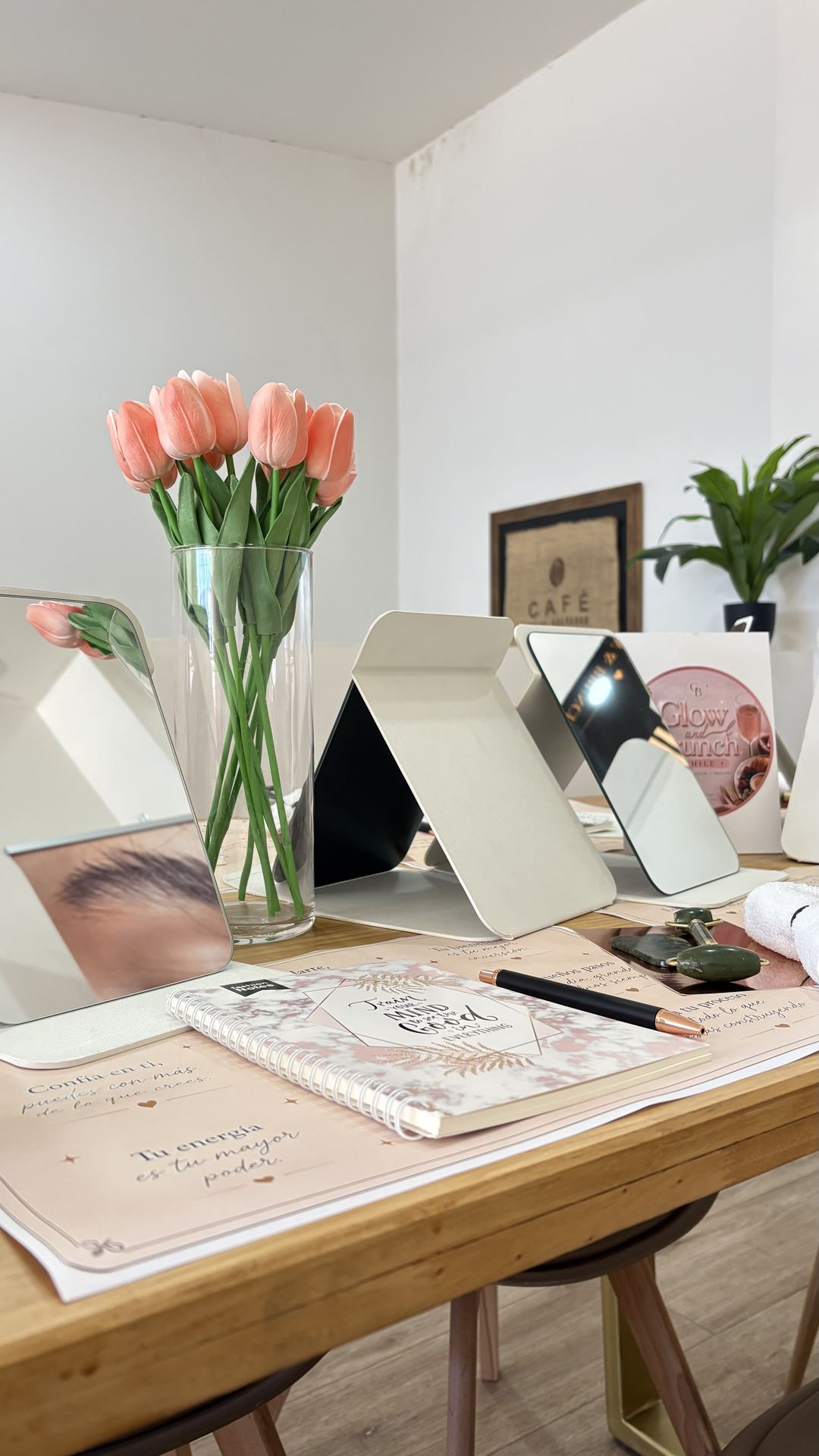 Detalle de flores y productos en la mesa