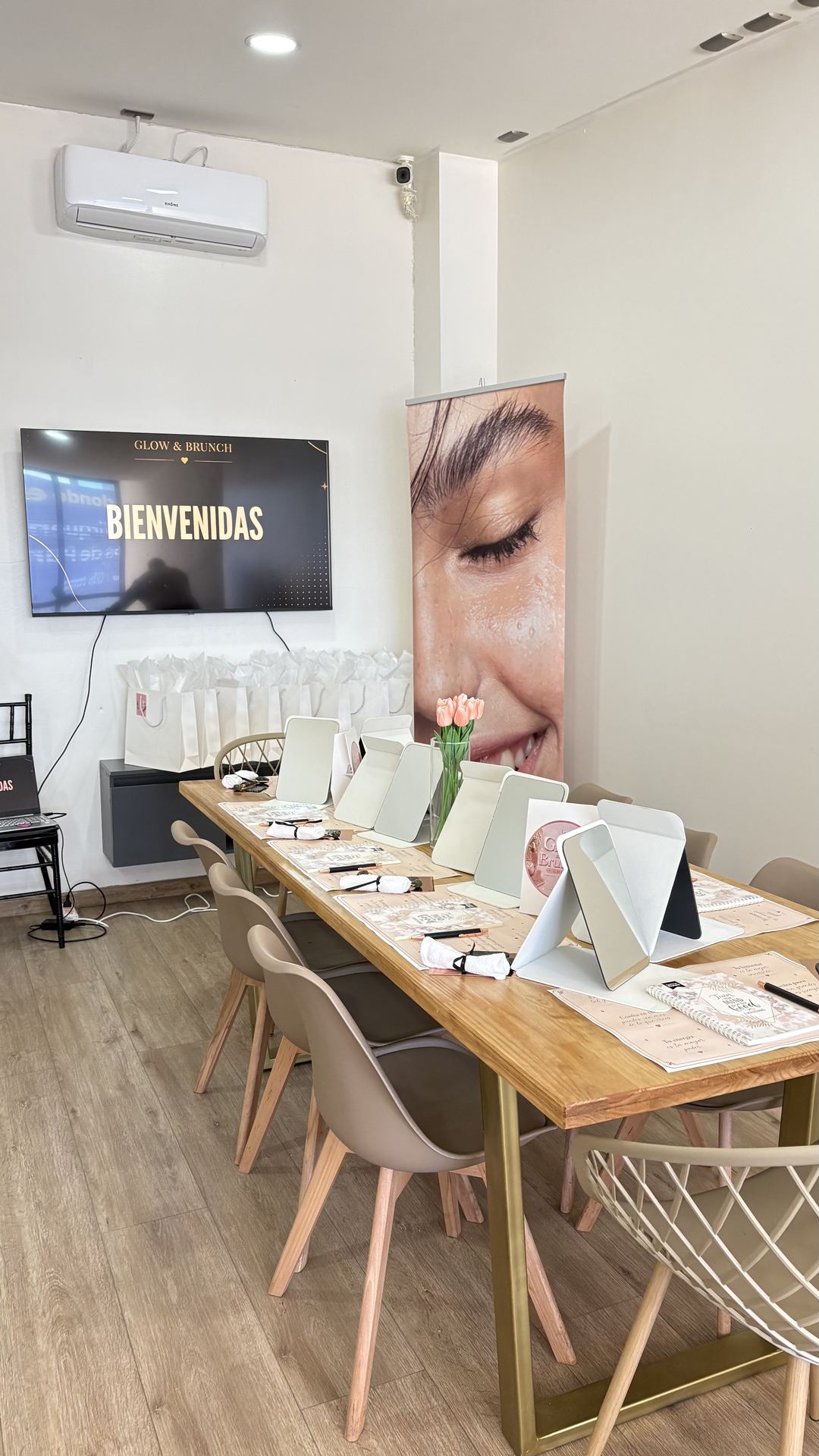 Mesas listas con el cartel de bienvenida de Glow & Brunch