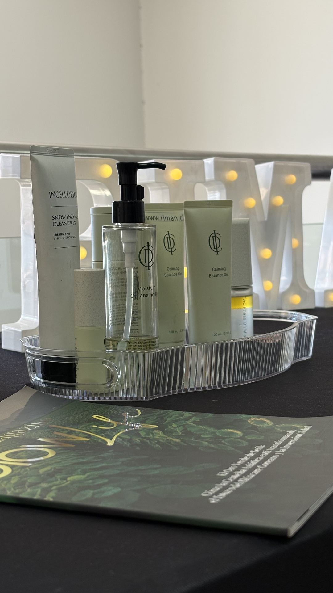 Espejo y productos de skincare en exhibición