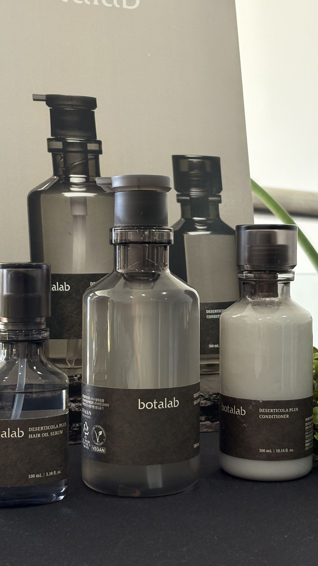 Productos de skincare exhibidos en el evento