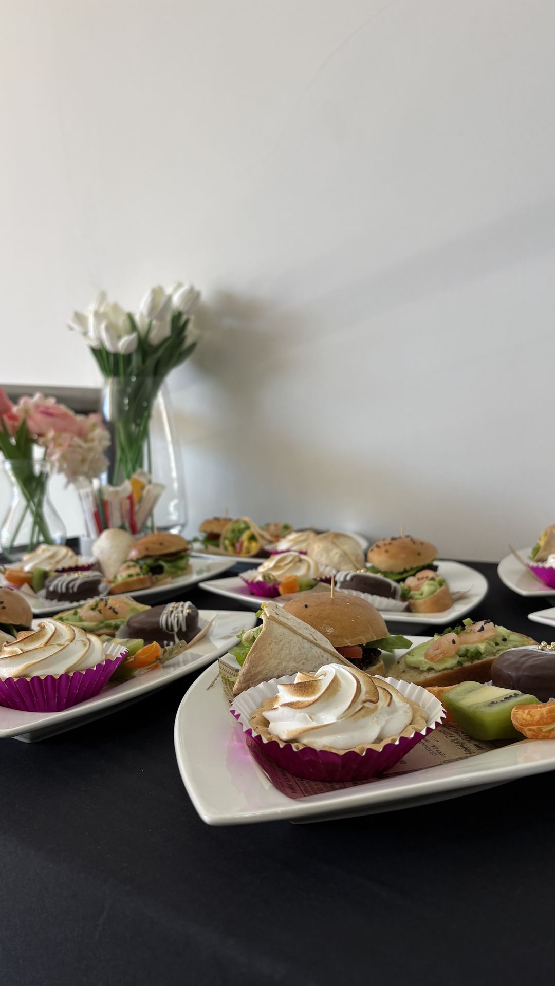 Mesa de brunch con bocadillos y postres