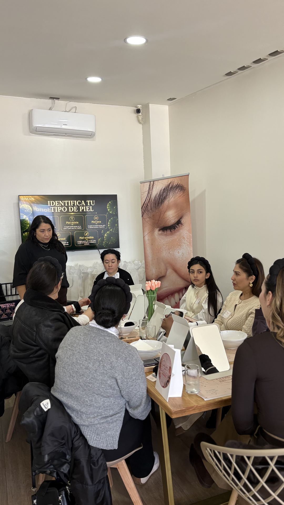 Productos de skincare con ambientación cálida