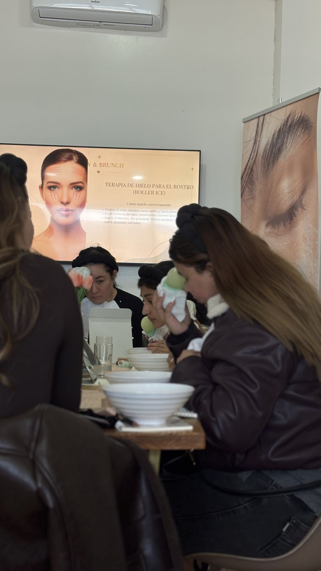 Asistentes aplicando su rutina de skincare juntas