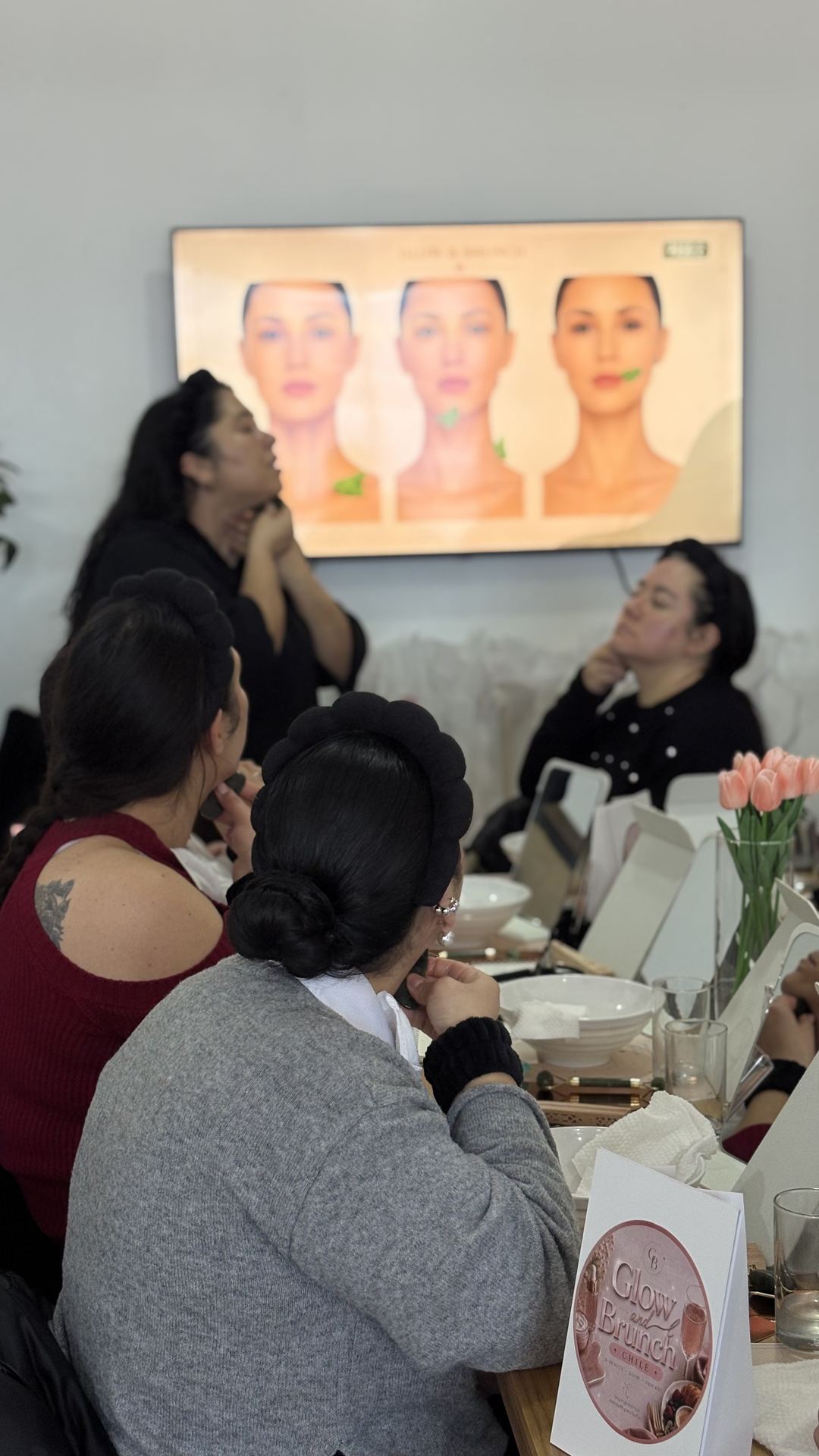 Grupo de asistentes disfrutando juntas del evento